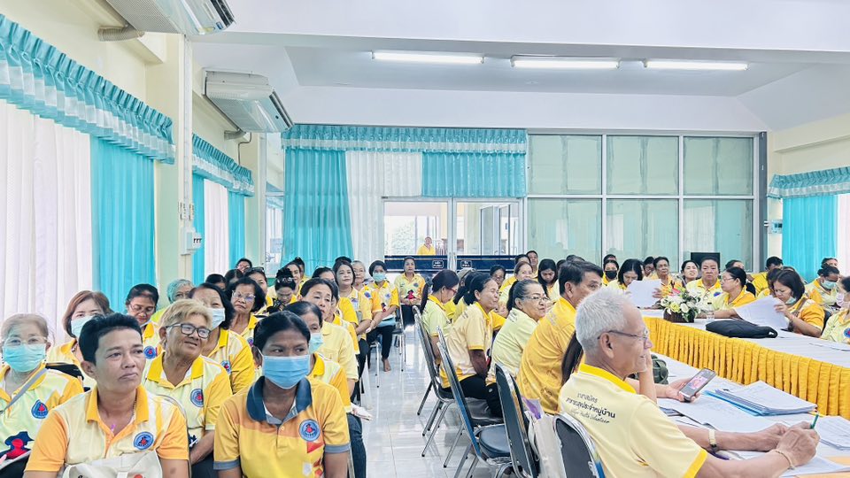 ว้นที่ ๒๐ ตุลาคม ๒๕๖๘ เวลา ๑๓.๐๐ น.
             นายสุริยา เชื่องช้าง สาธารณสุขอำเภอไชยา พร้อมด้วยเจ้าหน้าที่สำนักงานสาธารณสุขอำเภอไชยา เข้าร่วมประชุมประจำเดือน อาสาสมัครสาธารณสุขประจำหมู่บ้าน (อสม.) ตำบลเวียง