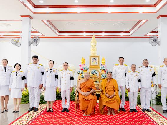 นายสุริยา เชื่องช้าง สาธารณสุขอำเภอไชยา ร่วมพิธีบำเพ็ญกุศลสตมวาร (๑๐๐ วัน) เพื่ออุทิศถวายเป็นพระราชกุศลแด่สมเด็จพระนางเจ้าสิริกิติ์ พระบรมราชินีนาถ พระบรมราชชนนีพันปีหลวง