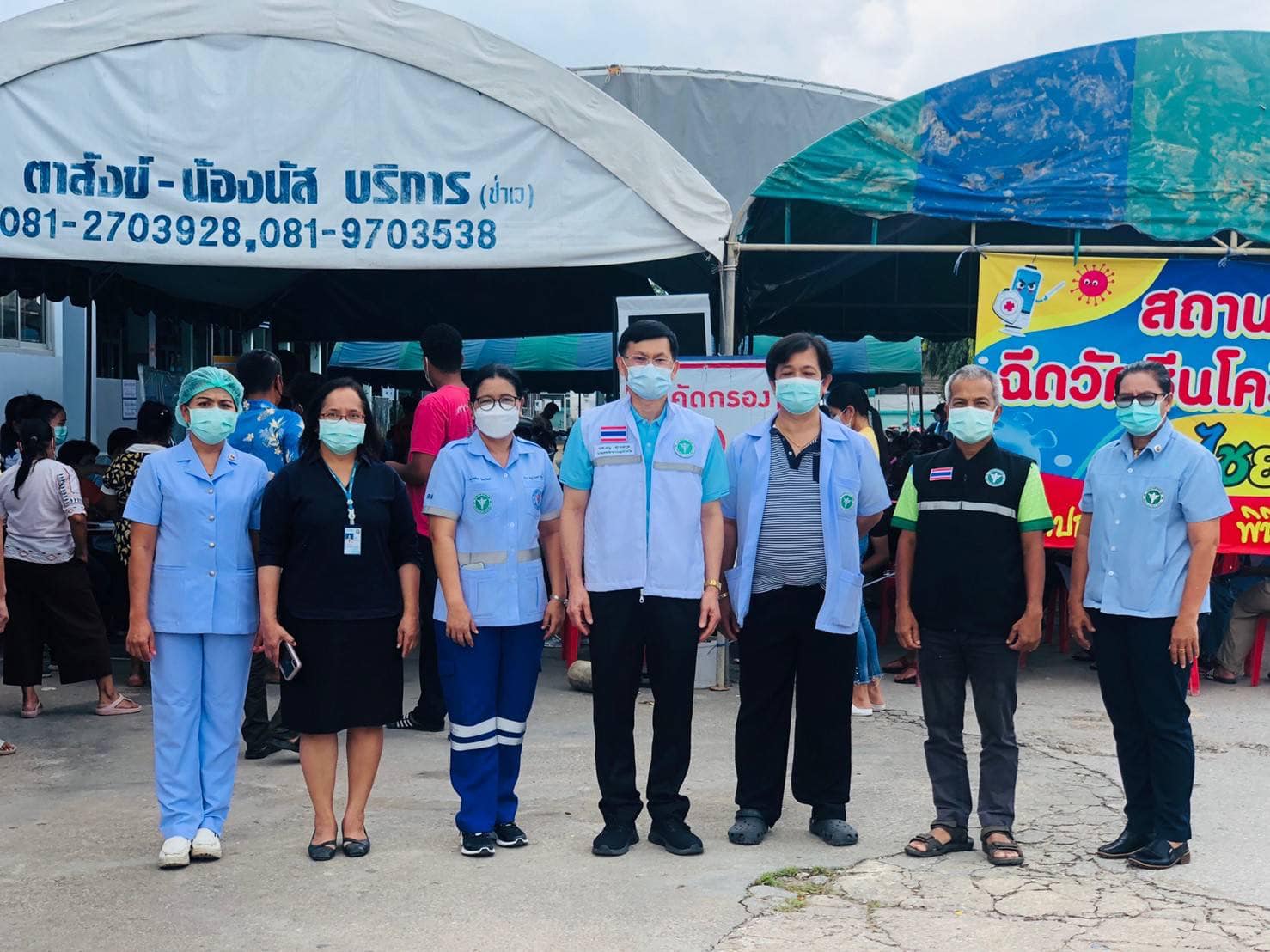 นพ.มนู ศุกลสกุล นายแพทย์สาธารณสุขจังหวัดสุราษฎร์ธานี เยี่ยมให้กำลังใจการปฏิบัติงานของเจ้าหน้าที่เครือข่ายบริการสุขภาพอำเภอไชยาในการให้บริการฉีดวัคซีน